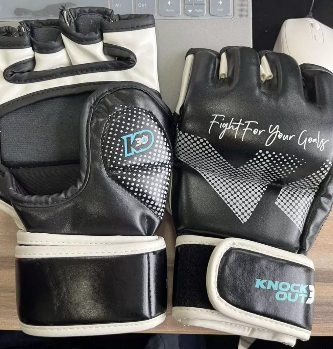 Apakah Perbezaan Antara Sarung Tangan MMA Pertandingan Gaya UFC dan Sarung Tangan MMA Latihan Biasa?