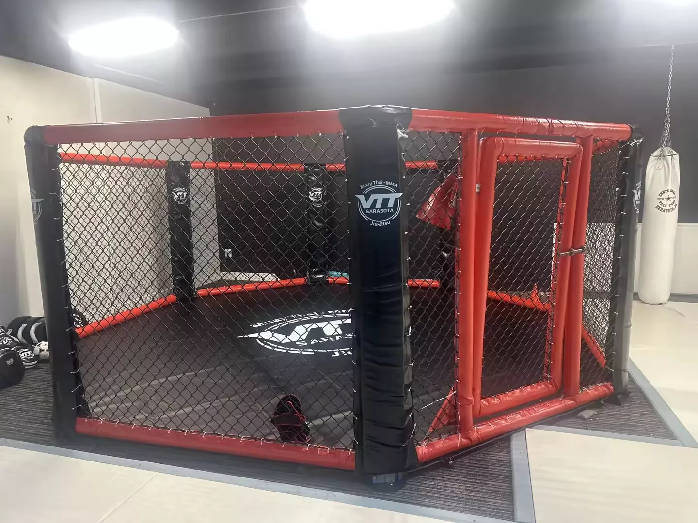 Bagaimanakah oktagon MMA tersuai boleh mengimbangi ketahanan, keselamatan dan imej jenama dalam gim seni mempertahankan diri dengan trafik tinggi?